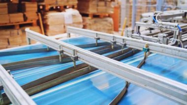 Bir fabrikanın robot teçhizatı. Sanayi bölgesinde otomatikleştirilmiş teknolojilerin metal yapısı. Çalışma sürecinde taşıyıcı satırı.
