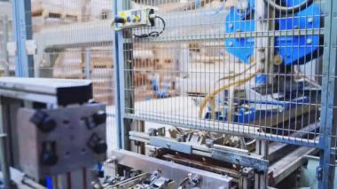 Bir marangozhanedeki otomatik ekipman. Modern bir parke üretim robotik fabrikası..
