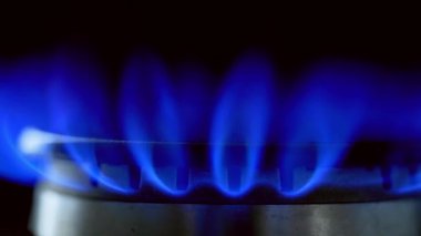 Gaz mavisi alev. Siyah arka planda gaz sobası. Yanan doğal gaz. Sobayı yakıyorum. Yakın plan..