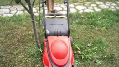 Genç çocuk yaz saati bir çim biçme makinesi ile çim kesme