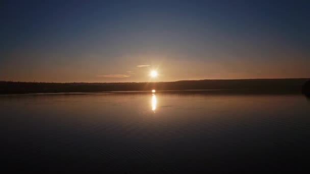 Rio Pôr Sol Pôr Sol Reflete Superfície Água Noite Bela — Vídeo de Stock