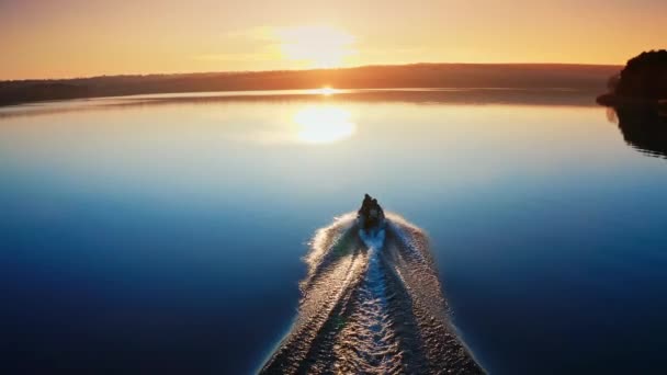 Gün Batımında Sürat Teknesi Nehirde Yüzüyor Akşamları Sakin Mavi Suyun — Stok video