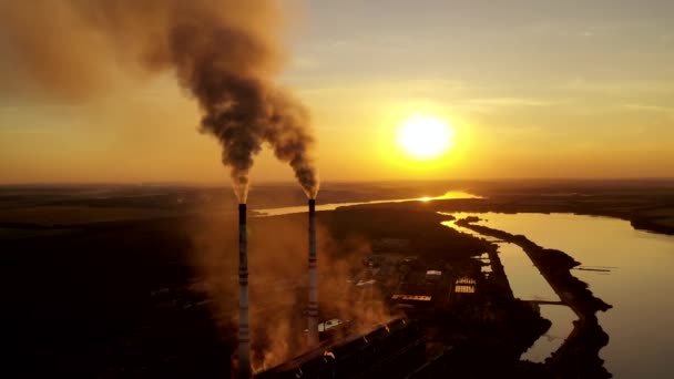 Planta Metalúrgica Natureza Pôr Sol Laranja Fumaça Escura Fábrica Industrial — Vídeo de Stock