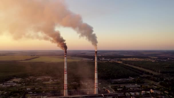 産業用パイプは夕方に煙が出ている 大気を満たす発電所からの毒性の排出 環境問題 地球温暖化 — ストック動画
