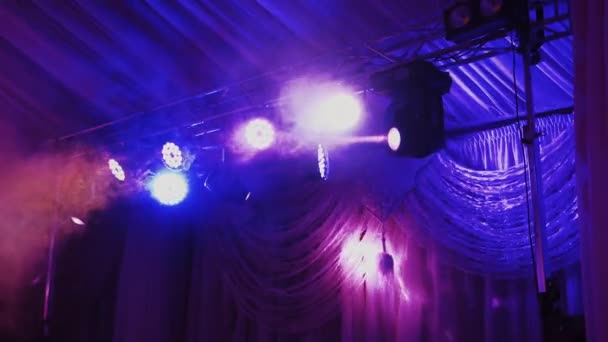 Jasne Projektory Oświetlają Klub Nocny Reflektory Świecące Różnych Kolorach Biały — Wideo stockowe