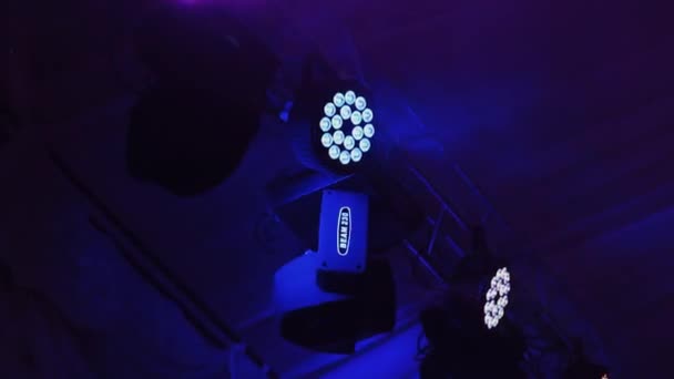 俱乐部里旋转的聚光灯 彩色投影仪挂在天花板上 在黑暗的背景上闪闪发光 后续行动 — 图库视频影像