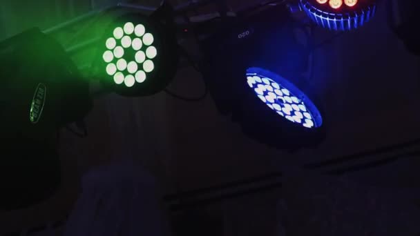 音乐农场在室内 夜总会里五颜六色的聚光灯闪烁着光芒 明亮的激光在一场舞蹈表演中旋转发光 后续行动 — 图库视频影像