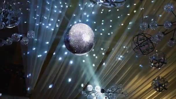 圆球在夜总会旋转 天花板上闪闪发光的漂亮球体 发光灯背景下的迪斯科球 — 图库视频影像