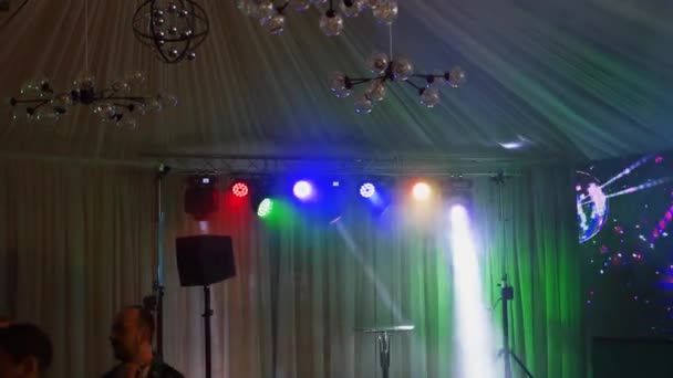 俱乐部里用激光的彩色聚光灯 专业照明设备在室内闪烁 夜店的激光表演 — 图库视频影像