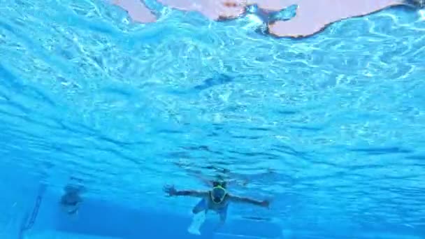 Homem Mergulhar Mascarado Piscina Água Azul Transparente Macho Forte Nadando — Vídeo de Stock