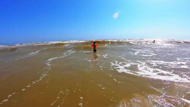 Αγόρι Απολαμβάνει Κύματα Στη Θάλασσα Χαριτωμένο Παιδί Άλμα Μεγάλα Κύματα — Αρχείο Βίντεο