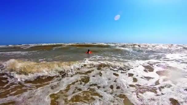 Água Suja Com Ondas Espumosas Mar Criança Nadando Água Mar — Vídeo de Stock