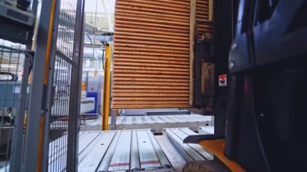 Laminasi Produksi Gerobak Forklift Menempatkan Tumpukan Papan Parket Mimbar Interior — Stok Video