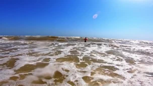 Wit Schuim Het Vuile Zeewater Grote Golven Breken Kust Gelukkig — Stockvideo