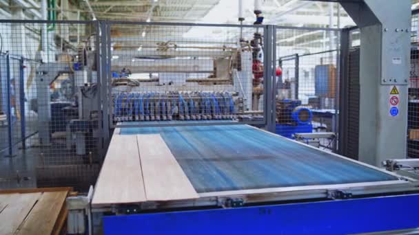 Modernisierte Fabrik Drinnen Roboteranlagen Zur Herstellung Von Holzparkettplatten Laminatplatten Die — Stockvideo