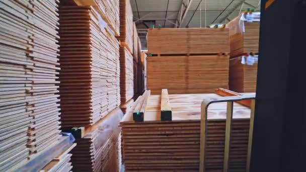 工厂地板用的木板 叉车在仓库里堆放了一堆堆护花板 家具生产 — 图库视频影像