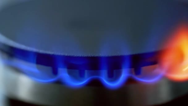 Gas Slås Automatiskt Blå Låga Visas Gasspis Mörk Bakgrund Närbild — Stockvideo