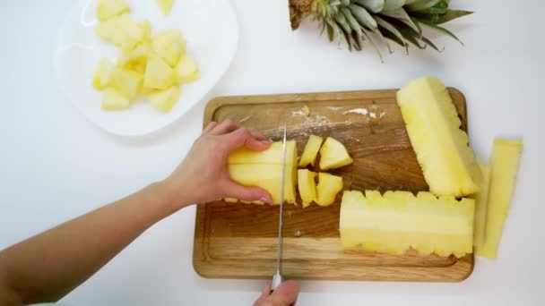 Pezzi Ananas Affettati Donna Ananas Sbucciata Che Taglia Pezzi Una — Video Stock