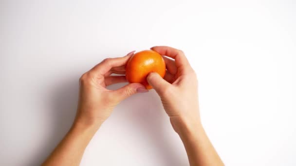 Małe Pomarańczowe Cytrusy Rękach Ręce Kobiety Czyszczące Mandarynki Starannie Białym — Wideo stockowe