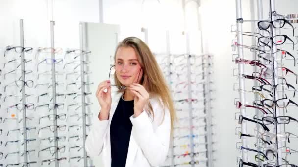 Κορίτσι Καινούργια Γυαλιά Που Κοιτάει Την Κάμερα Στα Οπτικά Ελκυστική — Αρχείο Βίντεο