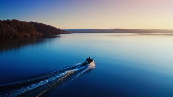 Två Fiskare Motorbåt Kvällen Speedboat Rör Sig Vattenytan Vid Solnedgången — Stockvideo