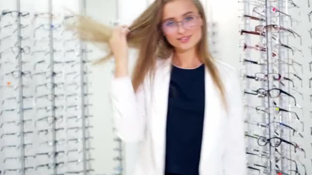 Молодая Женщина Проверяет Свои Новые Очки Оптике Красивая Улыбающаяся Девушка — стоковое видео