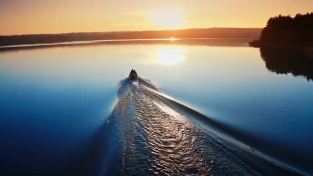 Motorbåt Som Flyter Floden Vid Solnedgången Vägen Vatten Efter Rörelse — Stockvideo