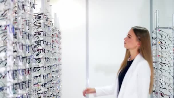 Tienda Óptica Dentro Mujer Comprador Elegir Nuevas Gafas Graduadas Hermosa — Vídeos de Stock