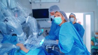 Ekip cerrahı ameliyathanede. Ameliyathanede modern ekipman var. Da Vinci Cerrahi Sistemi