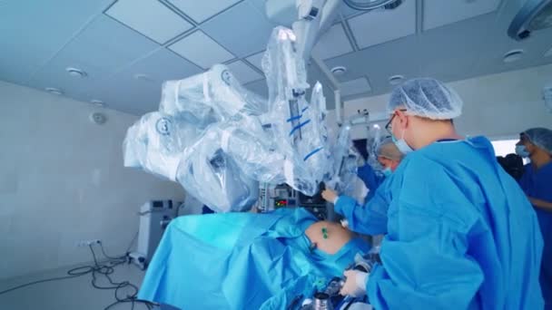 Teamkirurg Jobbet Operationssalen Modern Utrustning Operationssalen Kirurgiskt System Vinci — Stockvideo