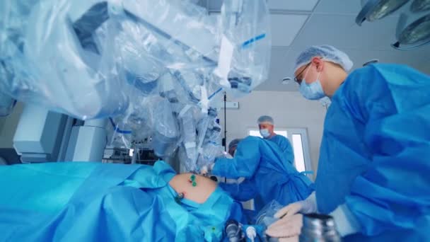 Vinci Kirurgiska Systemet Grupp Läkare Utför Operation Till Patient — Stockvideo