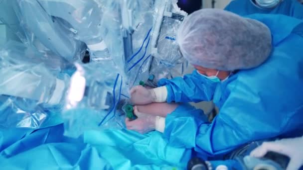 オペレーティングルームでチーム外科医 オペレーティングルームの最新機器 がんの外科的治療 — ストック動画