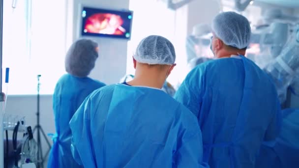 患者を助ける医療チーム 外科医のグループは手術室で働いている — ストック動画