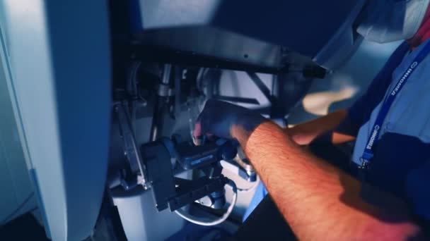 Kirurgs Händer Datorrobot Medicinsk Robot Robotkirurgi — Stockvideo