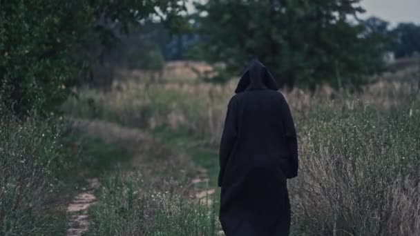 Sahadaki Cadının Arkadan Görünüşü Kara Ölüm Doğanın Arka Planında Yavaş — Stok video