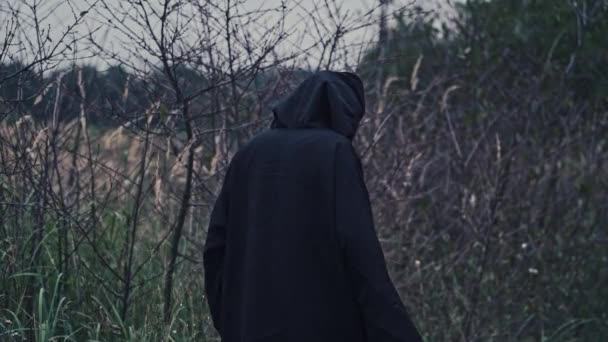 Vue Arrière Une Silhouette Sombre Extérieur Fantôme Manteau Noir Sur — Video