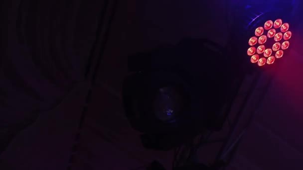 舞台照明设备 聚光灯转来转去 闪闪发光 自动灯具悬挂在大厅天花板下 在黑暗的室内旋转 — 图库视频影像