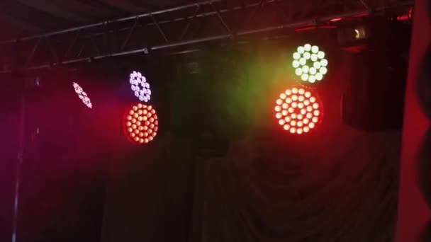 Sahnede Müzik Çiftliği Karanlık Gece Kulübünde Işıklar Dönüyor Farklı Renklerde — Stok video