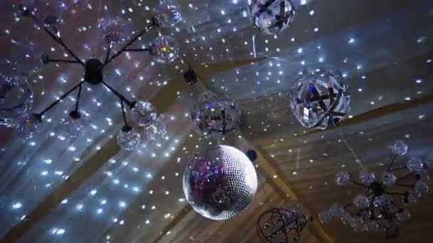 Ronde Discobal Vele Grote Lampen Aan Het Plafond Sprankelende Lichten — Stockvideo