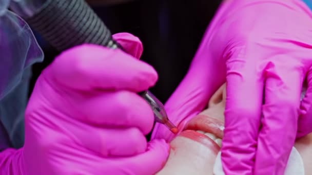 Τατουάζ Στα Χείλη Καλλυντικός Ροζ Γάντια Που Εφαρμόζει Μόνιμο Τατουάζ — Αρχείο Βίντεο