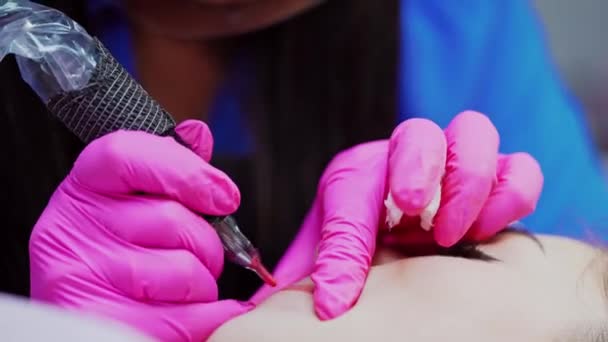 Καλλυντική Επέμβαση Στα Χείλη Σύγχρονη Μηχανή Τατουάζ Στα Χέρια Αισθητικός — Αρχείο Βίντεο
