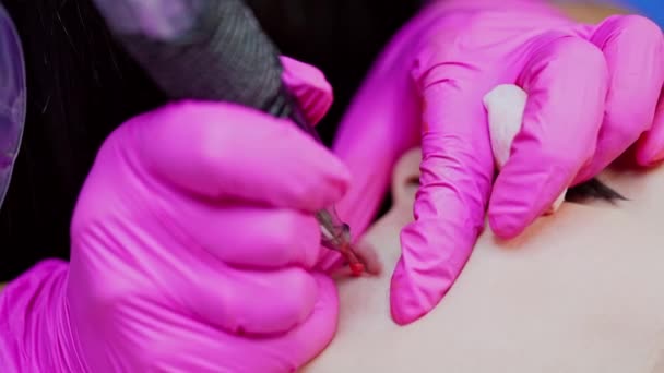 Διαδικασία Τατουάζ Χειλιών Καλλυντικός Ροζ Γάντια Που Βάφει Μόνιμα Χείλη — Αρχείο Βίντεο