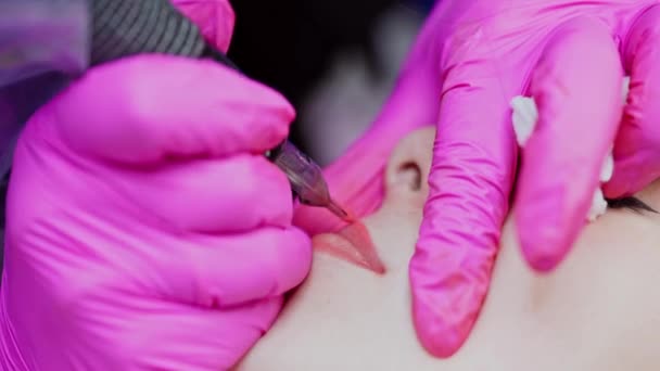 Διαδικασία Για Τατουάζ Στα Χείλη Ειδικευμένος Κοσμητολόγος Που Κάνει Μόνιμα — Αρχείο Βίντεο