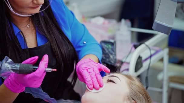 Tatuaż Ustach Kosmetyk Robi Kobiecie Makijaż Ustach Młoda Kobieta Otrzymywać — Wideo stockowe