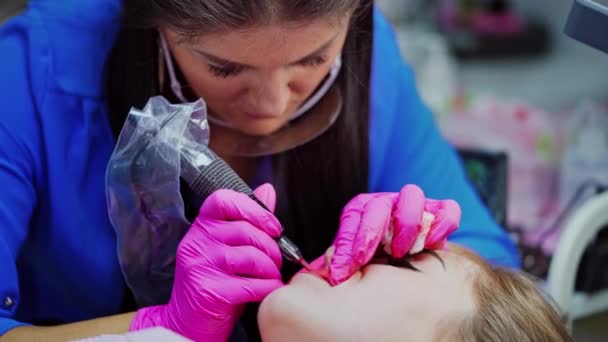 Tatuaje Labios Cosmetólogo Guantes Protectores Aplicando Maquillaje Permanente Los Labios — Vídeos de Stock