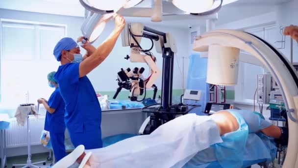 Sala Cirugía Moderna Clínica Los Médicos Preparan Equipos Médicos Antes — Vídeos de Stock