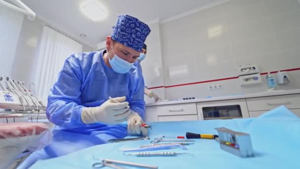 Arzt Und Assistent Mit Zahnärztlichen Instrumenten Zahnarzt Maske Bereitet Medizinische — Stockvideo