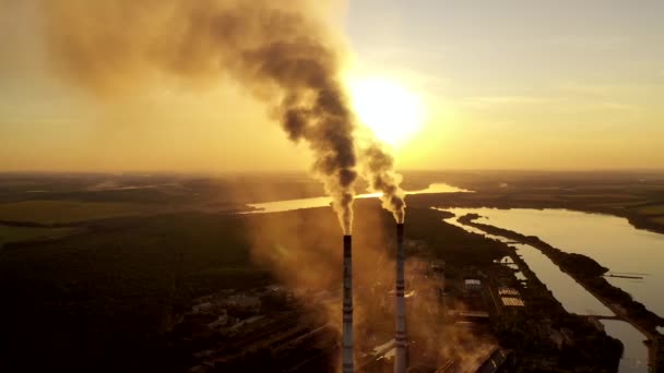 工业管道产生的污物排放 晚上被大自然包围的工厂 日落时 浓烟从制造业进入空气 — 图库视频影像