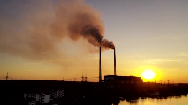 Donkere Energiecentrale Aan Oever Van Avondrivier Industriële Buizen Van Productie — Stockvideo