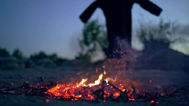 Ateş Közleri Dışarıdaki Korkunç Cadı Siyah Kostümlü Ölüm Ateşten Uzaklaşır — Stok video